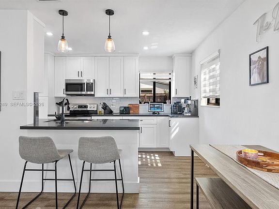 4th image of 1530 N 69th Way