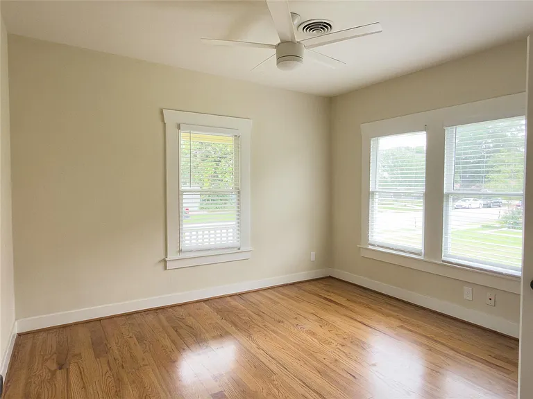 220 W 16th St — Photo 10
