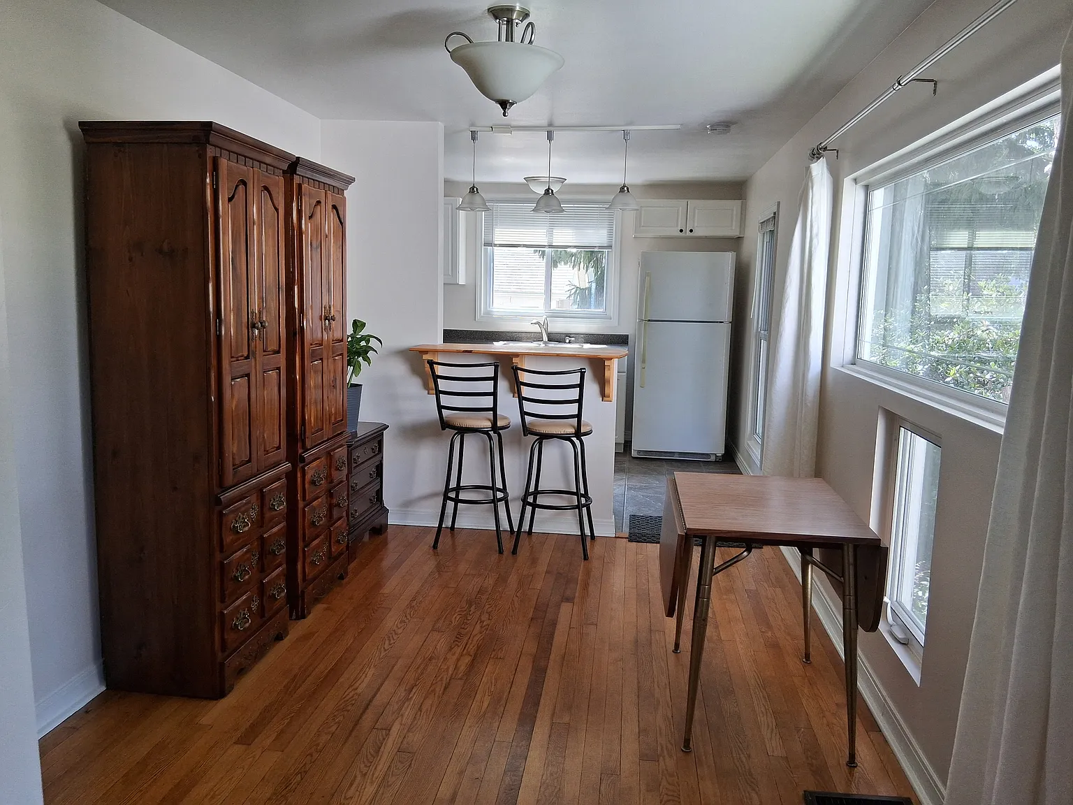 4 bed, 1.5 bath, 1856 sqft, $800 — Photo 2
