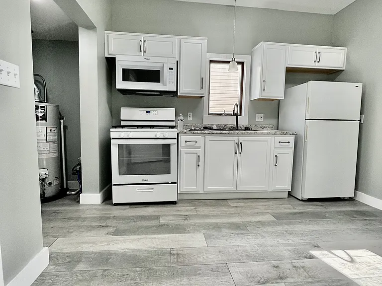 117 W Hemlock St — Photo 2