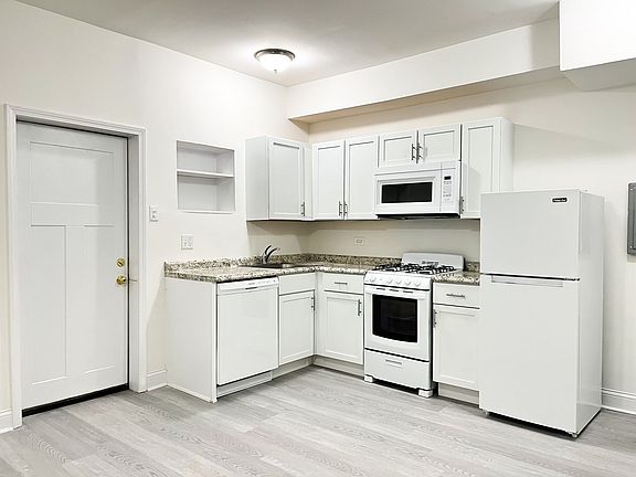 3rd image of 4070 N Kenmore Ave #6