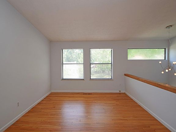 3rd image of 7117 Woodridge Dr