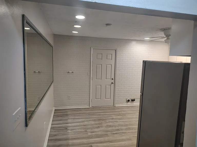 425 Charleston Ln — Photo 4