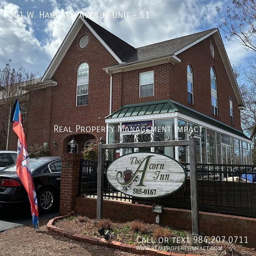 One-Bed, One-Bath Fully Furnished Suite with no Kitchenette, Steps from Elon University Campus — Photo 1