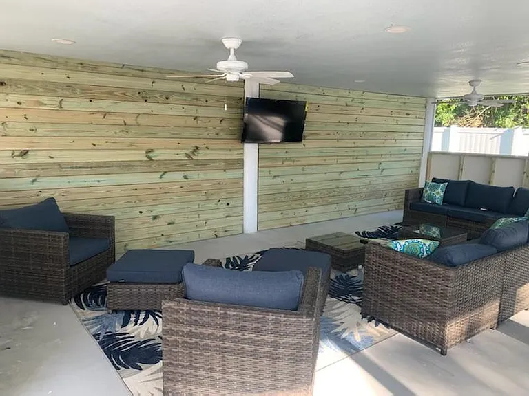 Outdoor screened in porch.
