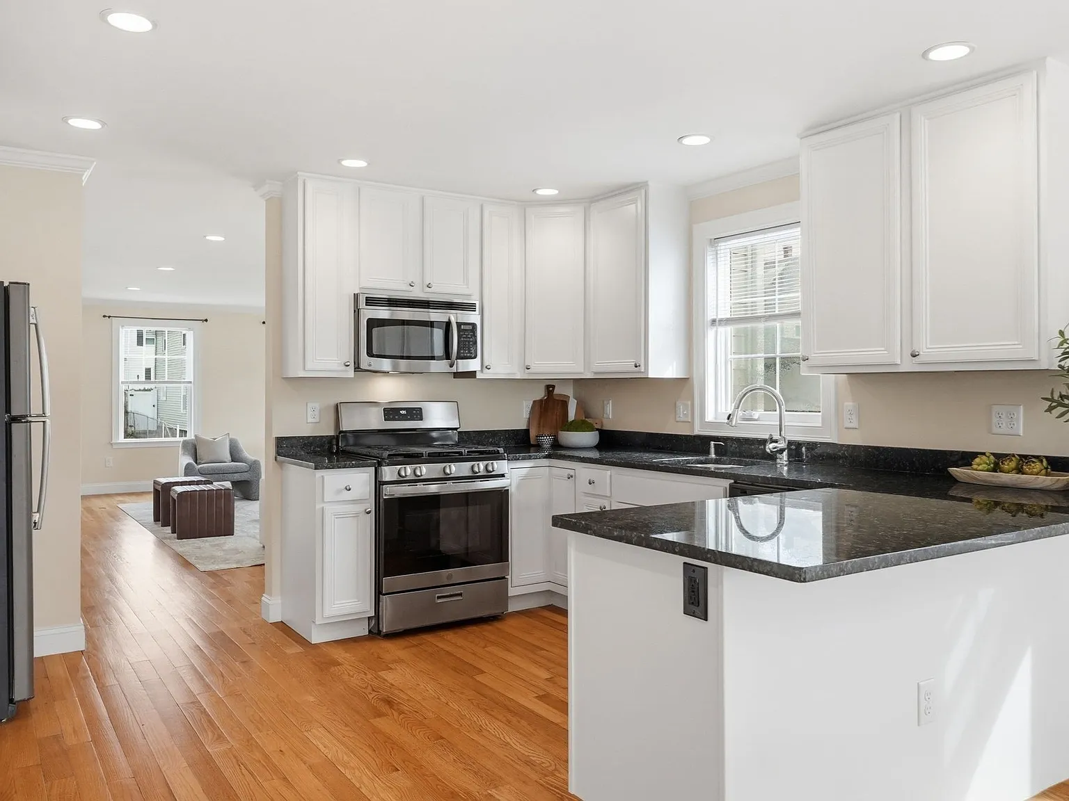 4 bed, 2.5 bath, 2221 sqft, $5,700 — Photo 2