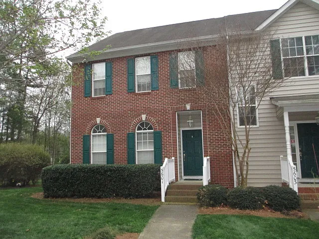 Incredible end unit townhome!! 3br/2.5ba, sunroom, great schools!! Available Now! — Photo 1