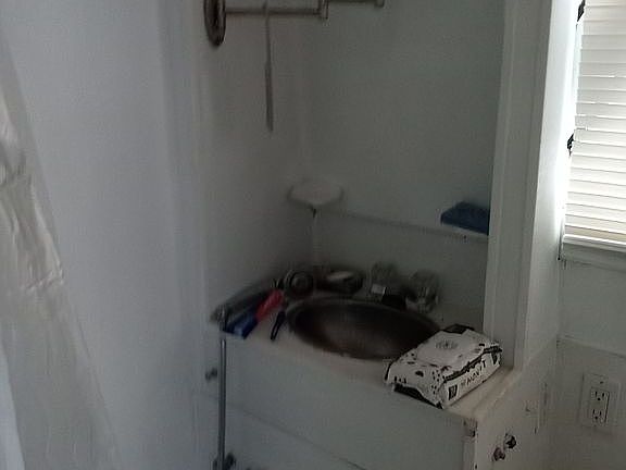 5th image of 230 Hanse Ave