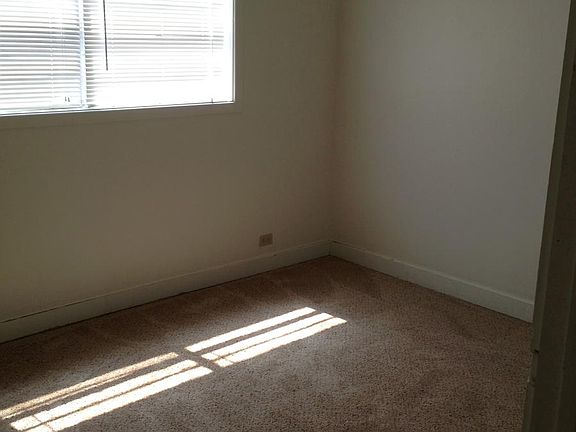 5th image of 915 W 3rd St