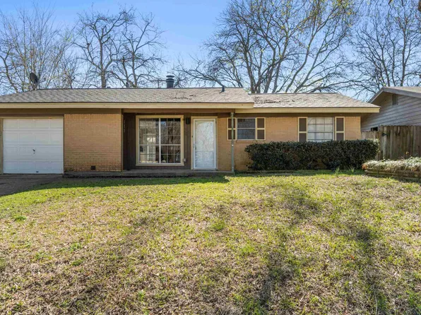 902 Martha Dr, Gladewater, TX 75647