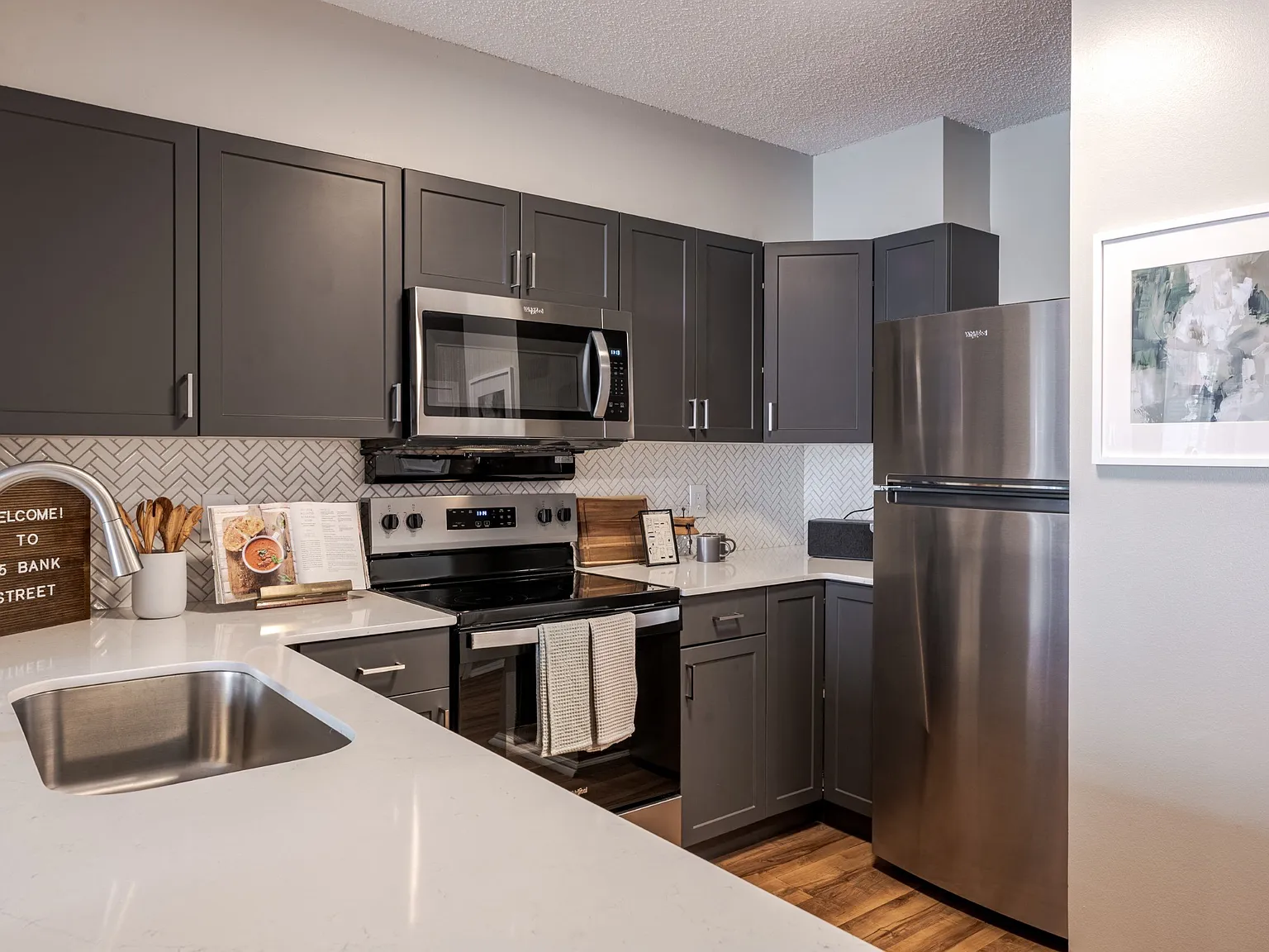 15 Bank Apartments — Photo 2