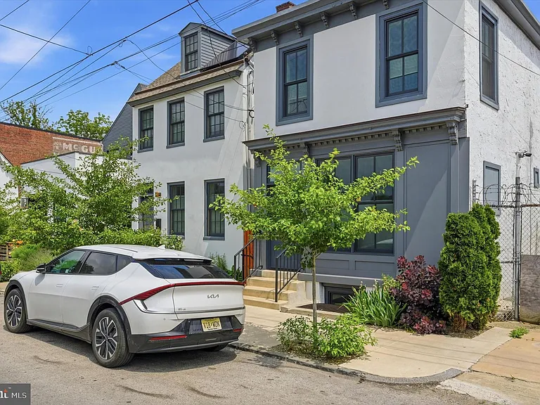 64 W Queen Ln — Photo 1