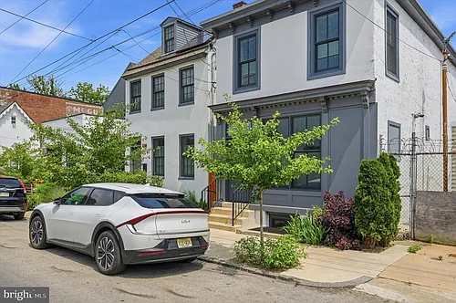 64 W Queen Ln Photo 1