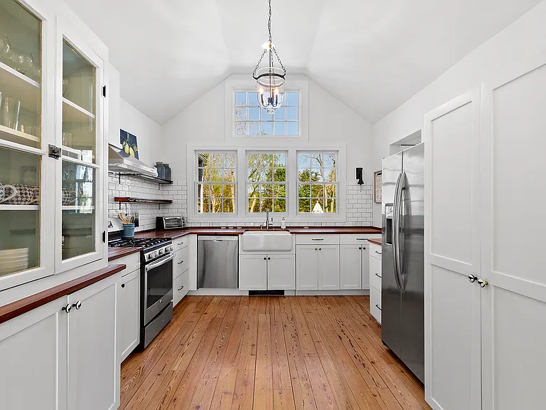 153 Accabonac Rd — Photo 1