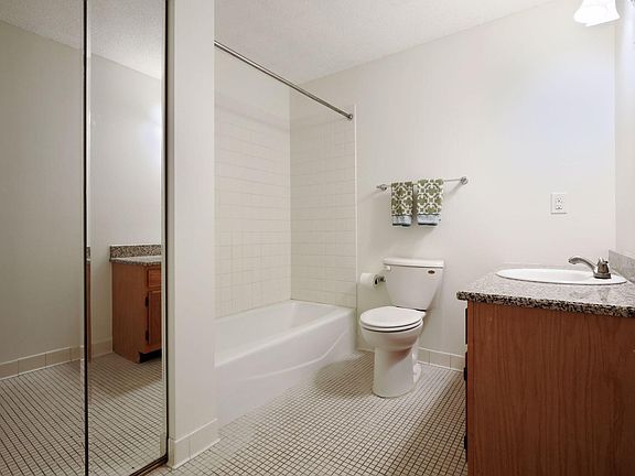 4th image of 232 Franklin Ave W #206