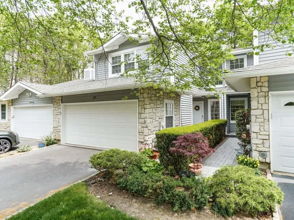 37 Greenwich Ct #37, Holbrook, NY 11741