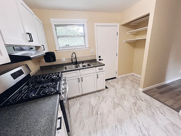 1688 Clyde Pl — Photo 3