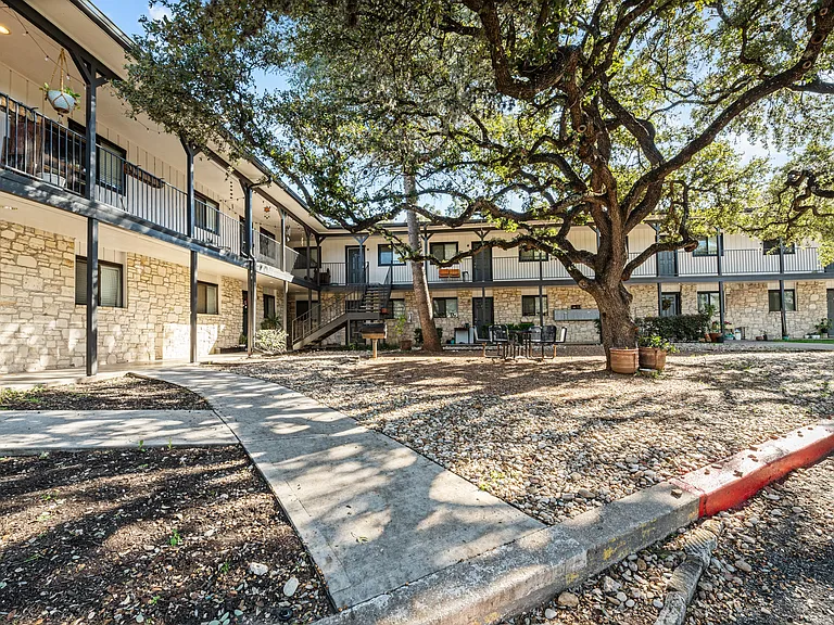 Tambaleo Apartments — Photo 34