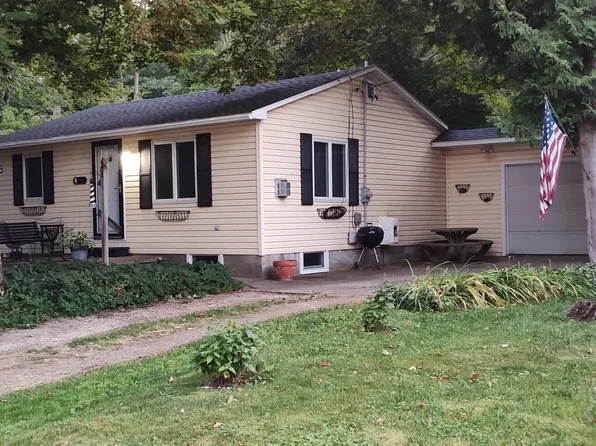 28 Linden St, Frankfort, MI 49635