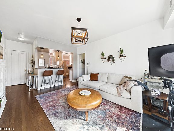 5th image of 727 W Buckingham Pl #6