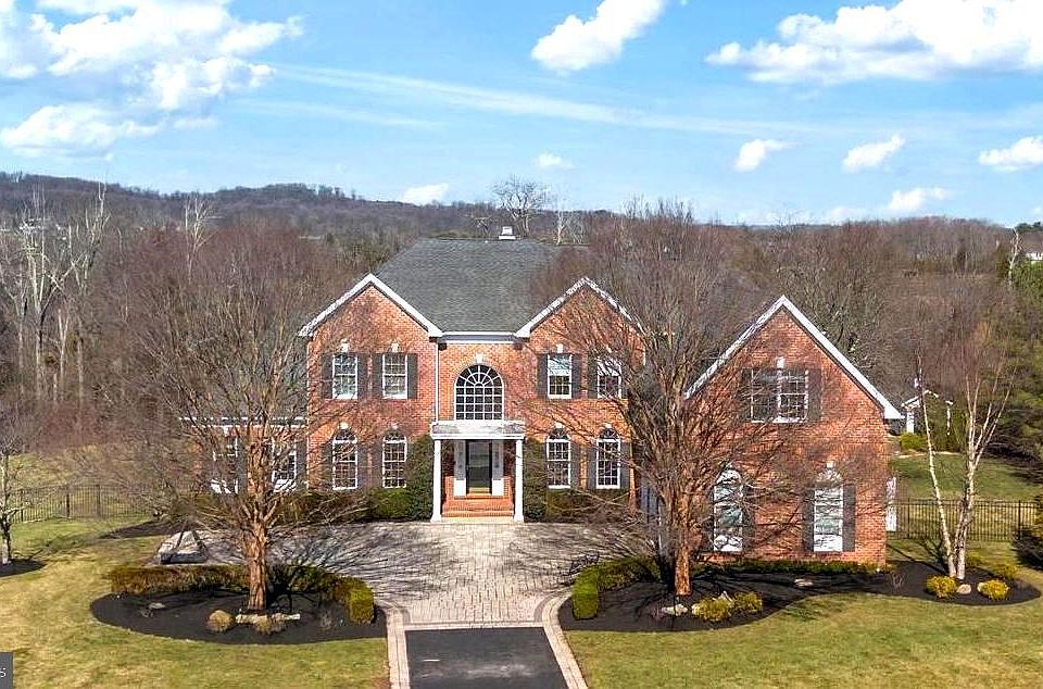 1st image of 9 Hallett Dr