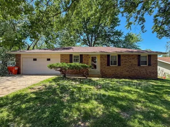3715 S Walnut Hill Dr, Springfield, MO 65807
