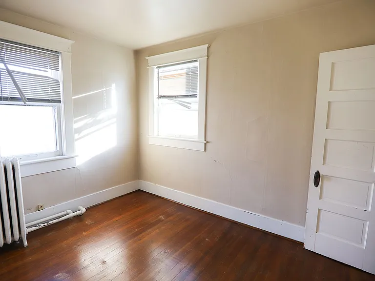 443 Gladstone St — Photo 5