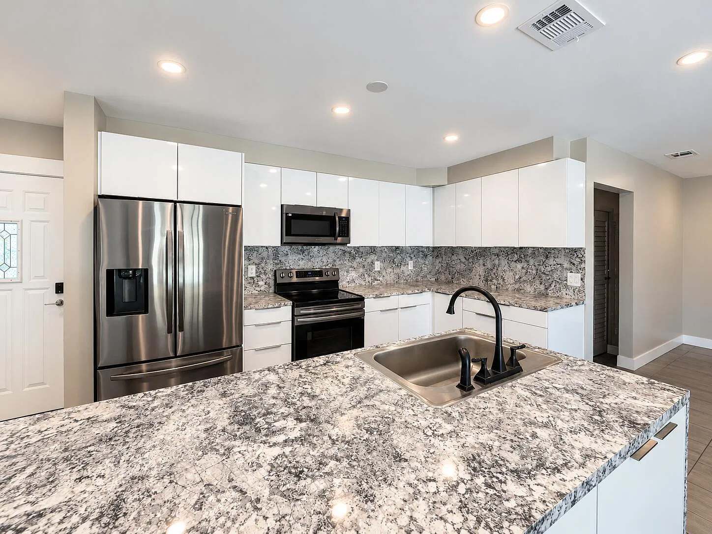 4 bed, 2.0 bath, 1623 sqft, $4,300 — Photo 3
