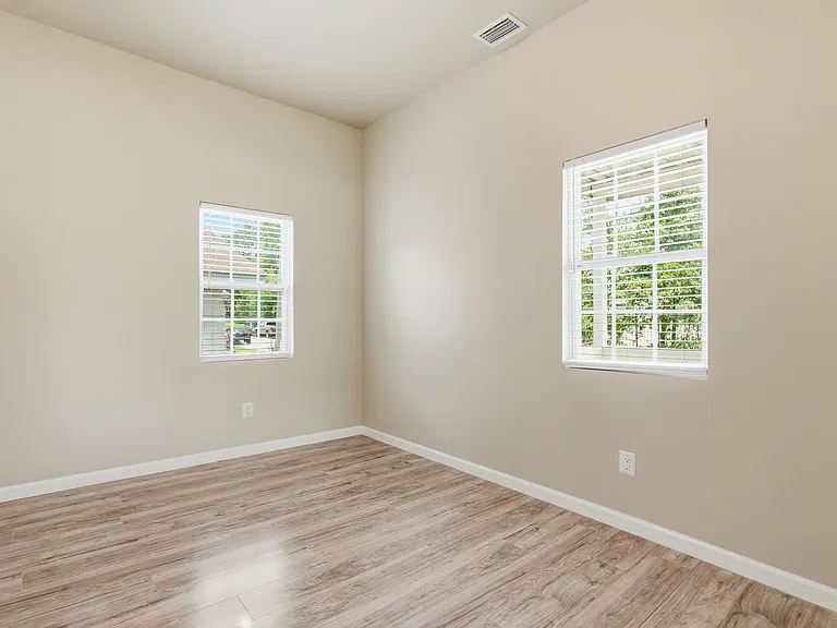 1025 Elliott Ave — Photo 15