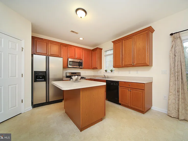 46 Hoover Ave — Photo 6