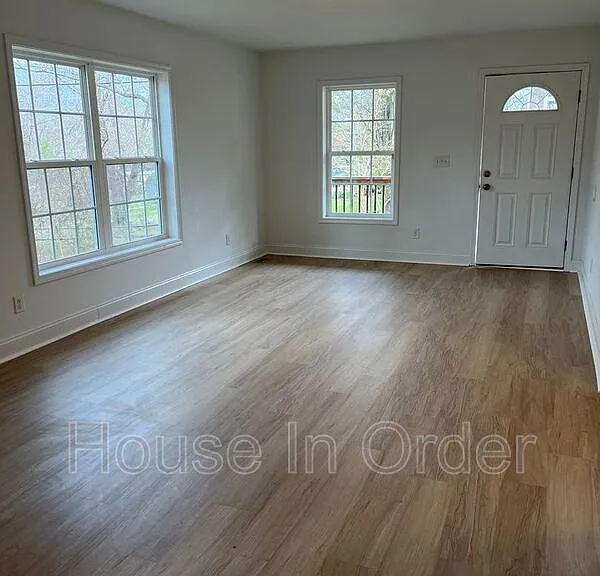 208 Fountain Way — Photo 2