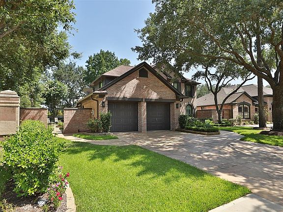 Welcome to 5442 Lake Place Drive