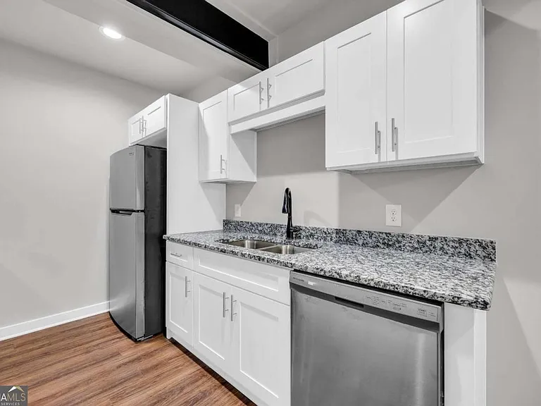 86 S Forest Ave #B — Photo 6