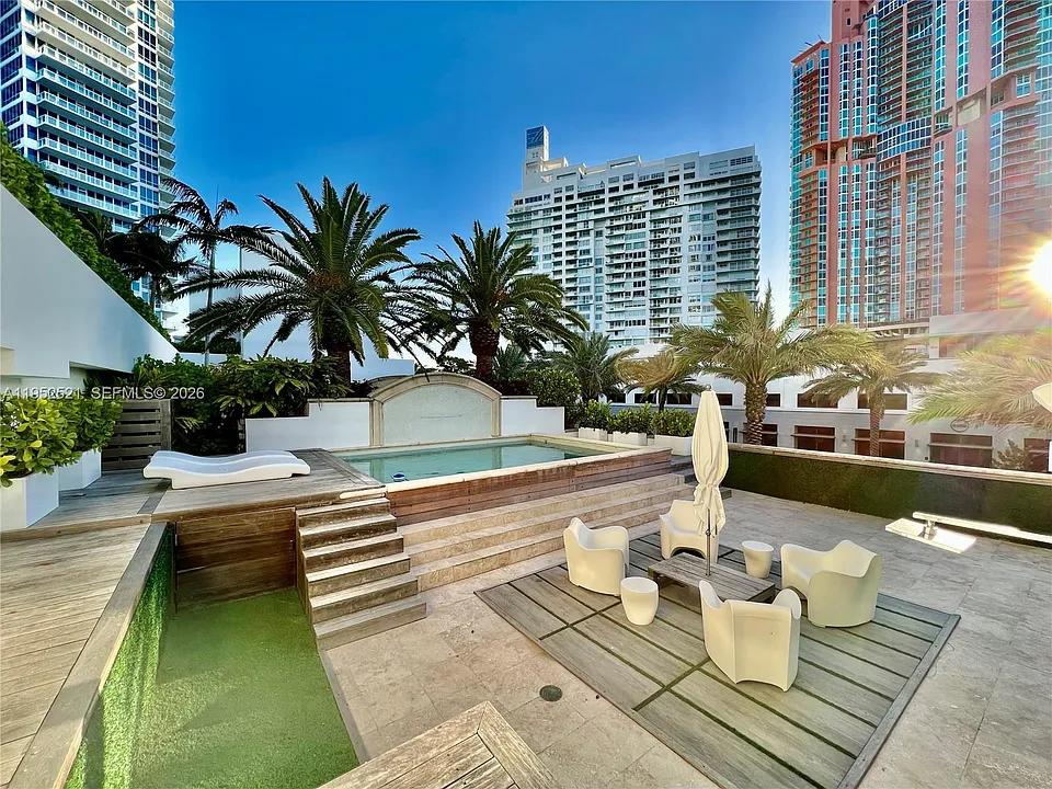 50 S Pointe Dr #LOFT5