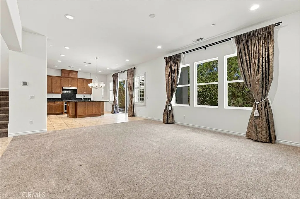 4 bed, 2680 sqft, $6,800 — Photo 4