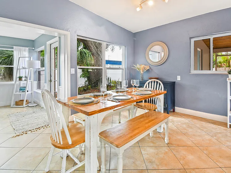 2420 Mineola Dr S — Photo 10