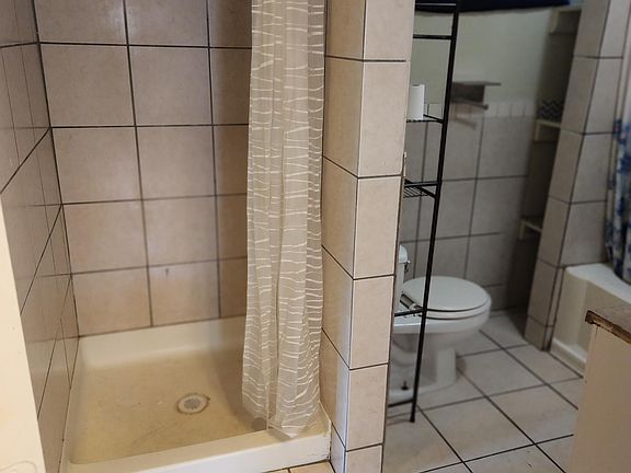 4th image of 700 S Golden Gate Ave
