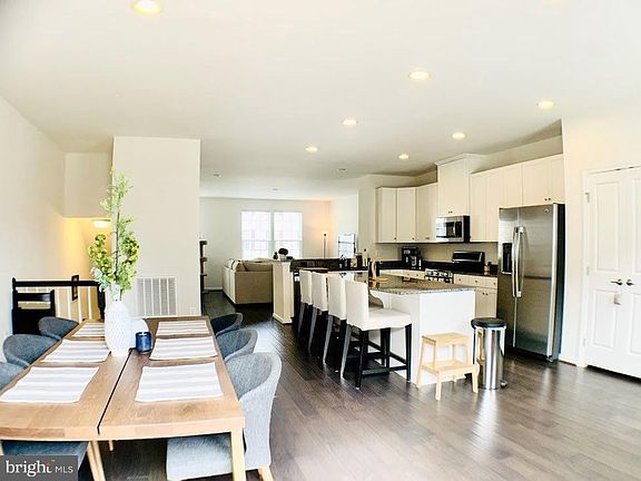 4th image of 307 Streamview Dr