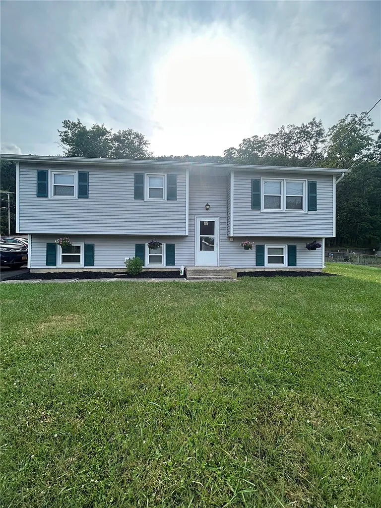 133 Marian Ave photo 1