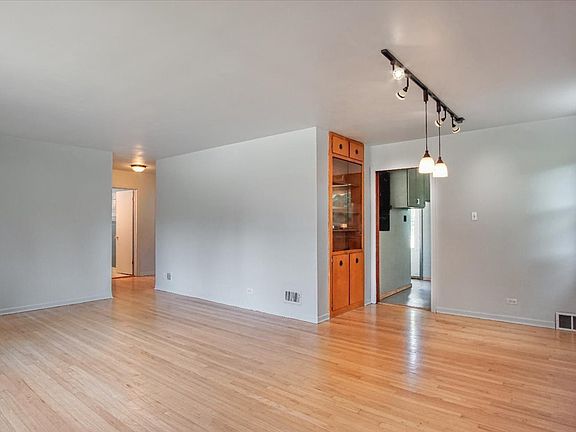 3rd image of 1118 E Woodrow Ave