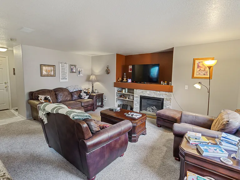 420 Hudson Ct — Photo 10
