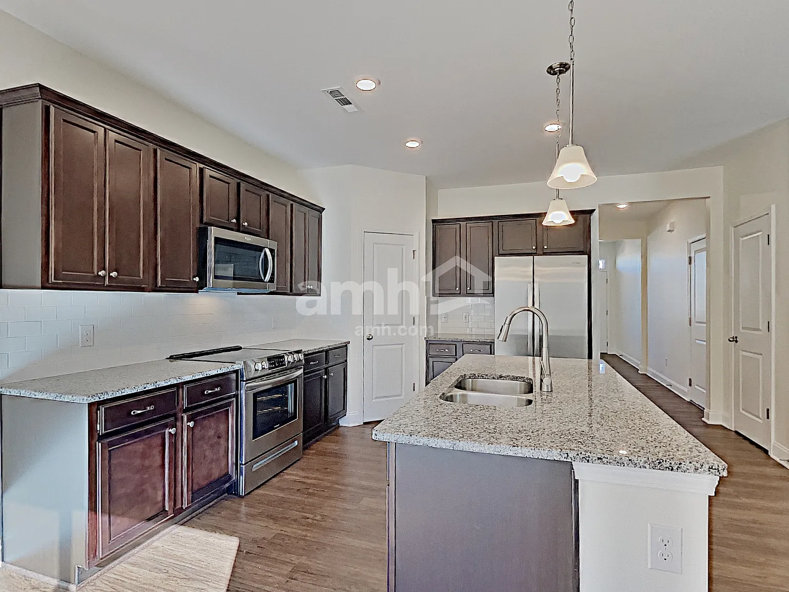 4 bed, 2.5 bath, 2209 sqft, $2,600 — Photo 4