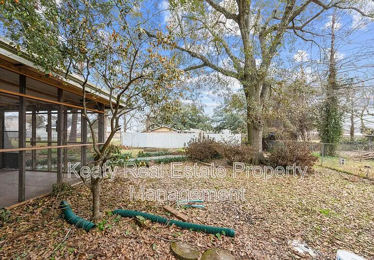 137 Amber St — Photo 32