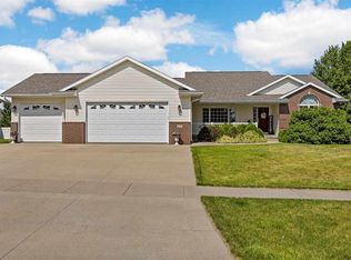 435 Prairie View Dr, Fairfax, IA 52228