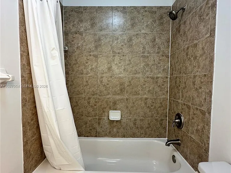 1035 NE 10th Ave #1 — Photo 16
