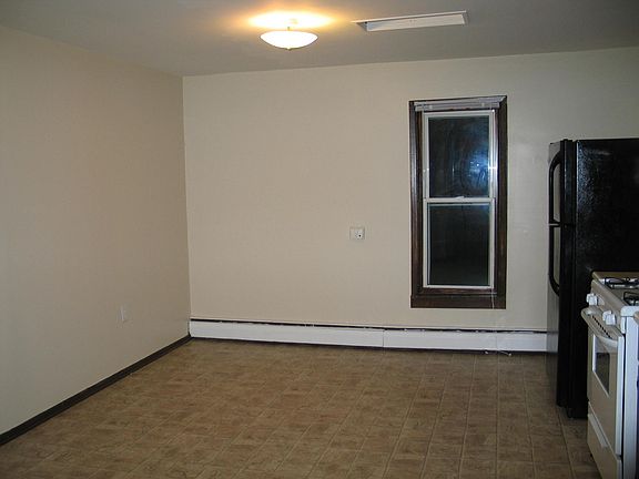 Large Dining area in kitchen. Can accommodate a large table