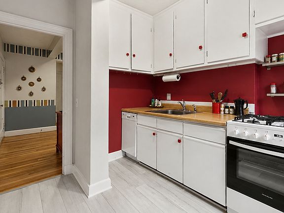 4th image of 97 Strathmore Rd APT 2