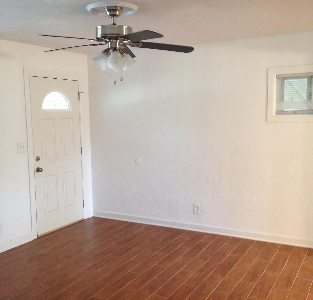 3 bed, 1.5 bath, 1370 sqft, $1,590 — Photo 2