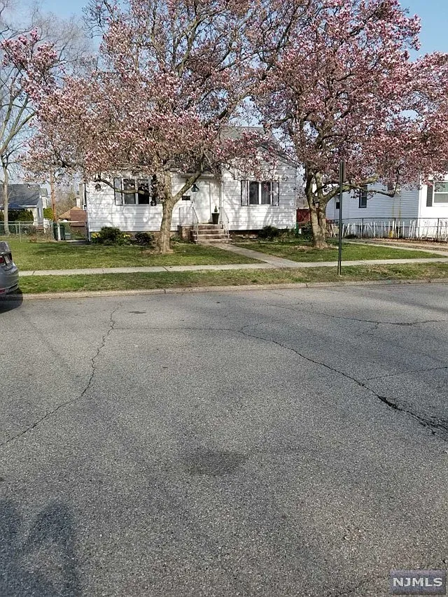 32 Greenlawn Dr photo 1