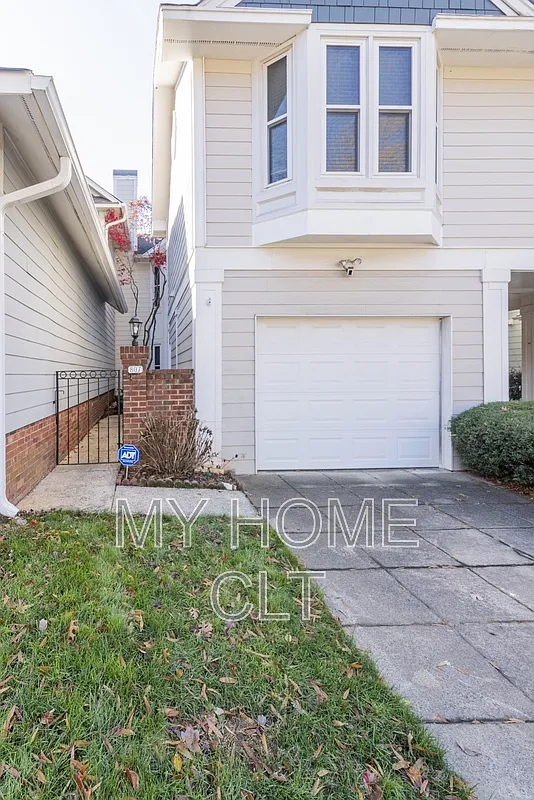 3 bed, 2.5 bath, 1495 sqft, $2,700 — Photo 2